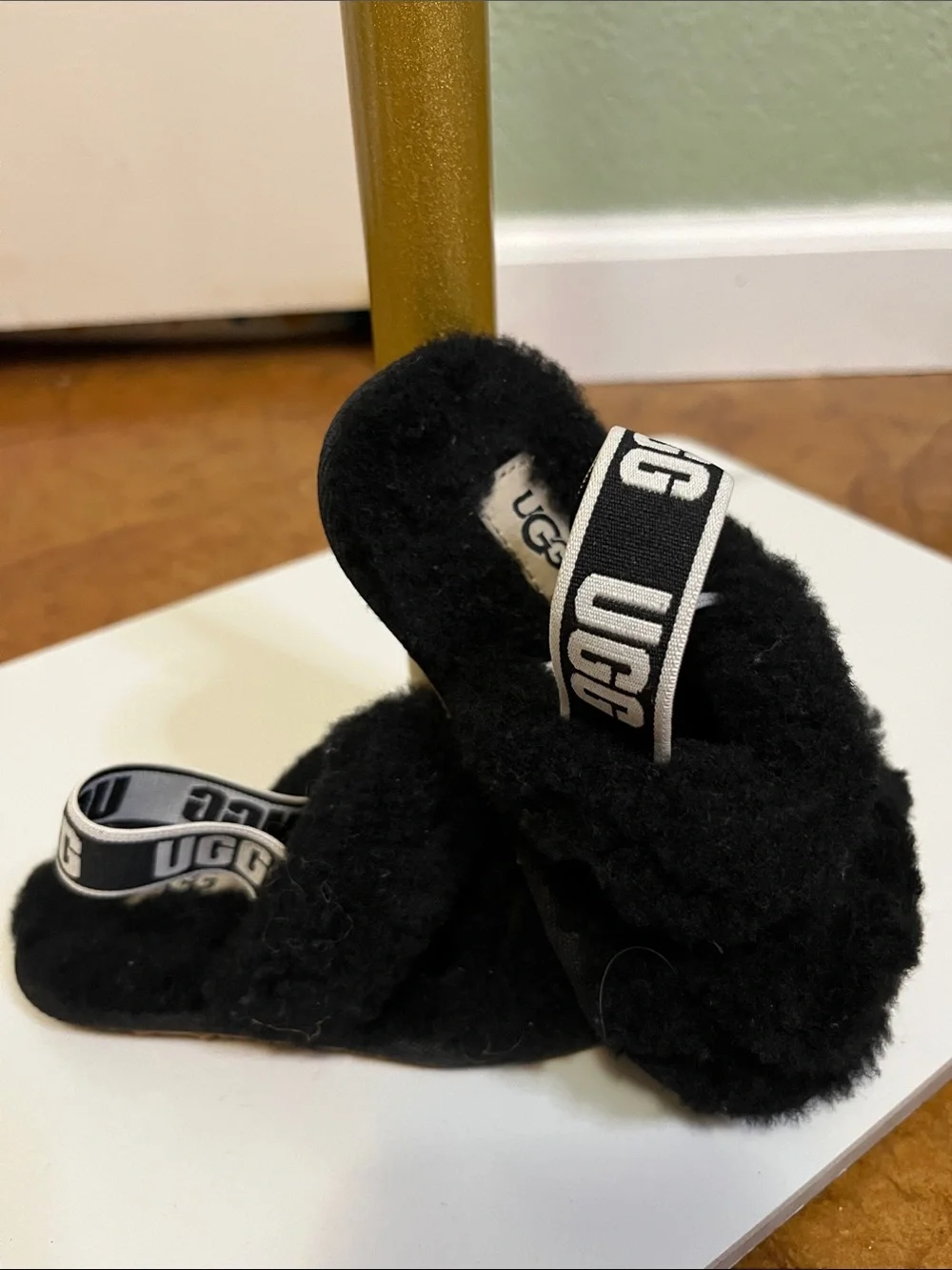 UGG Kids Black Fuzzy Slide Sandals with Logo Elastic Strap Sz 6